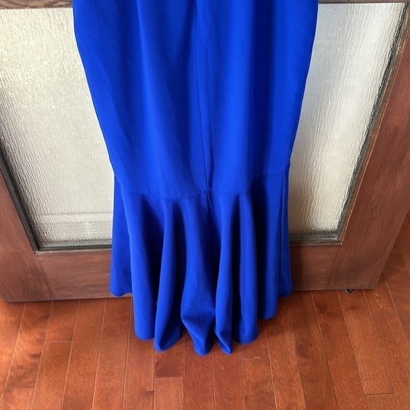 Marchesa Notte
Royal Blue Ruffle Gown size 4 - Picture 14 of 17